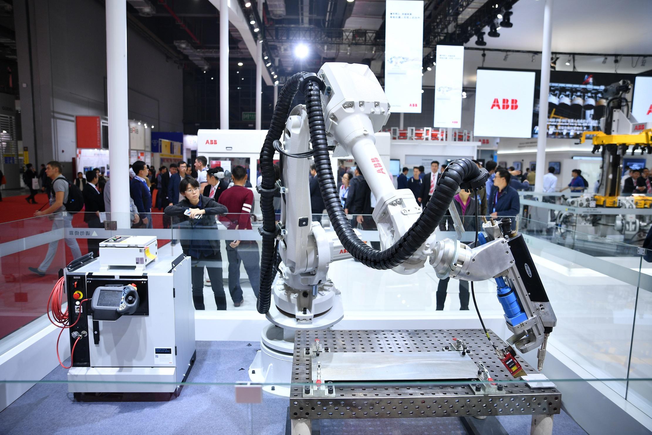南京依维柯使用160余台ABB机器人助力生产 (206播放)